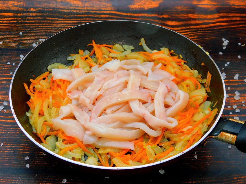 Салат с кальмаром и огурцом