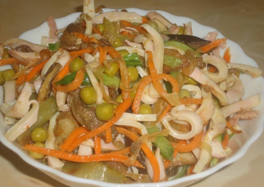 Кальмары с морковкой и луком