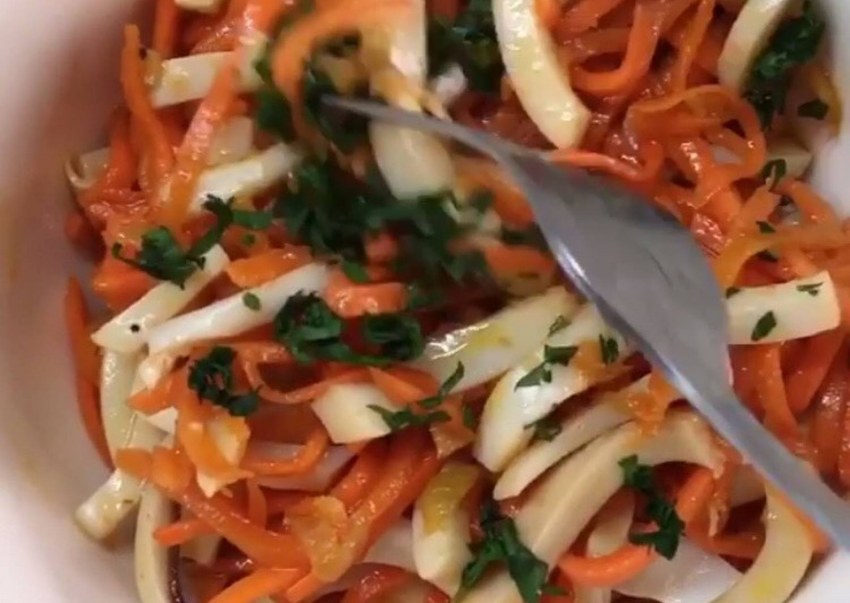 Салат с кальмарами и корейской морковью
