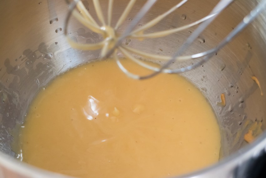 Взбитые белки соединяем с отварной курицей и добавляем желтки