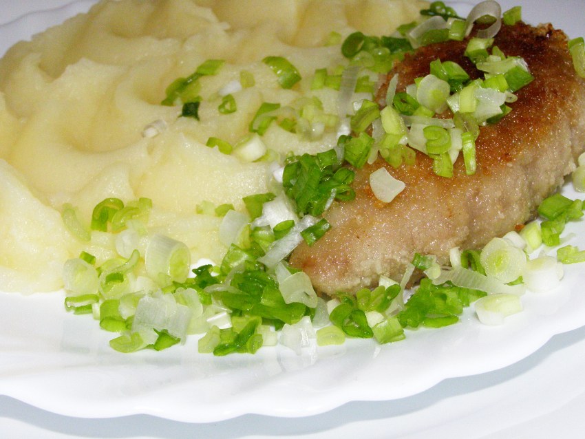 Мясной рулет с луком и яйцом