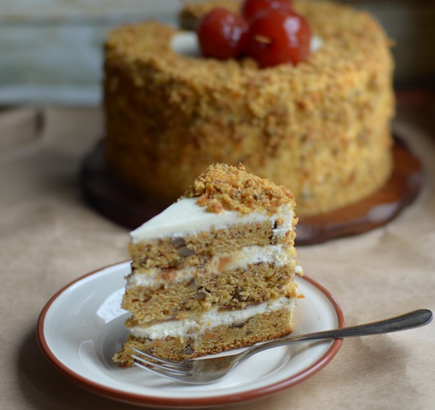 Морковный торт с маком и орехами