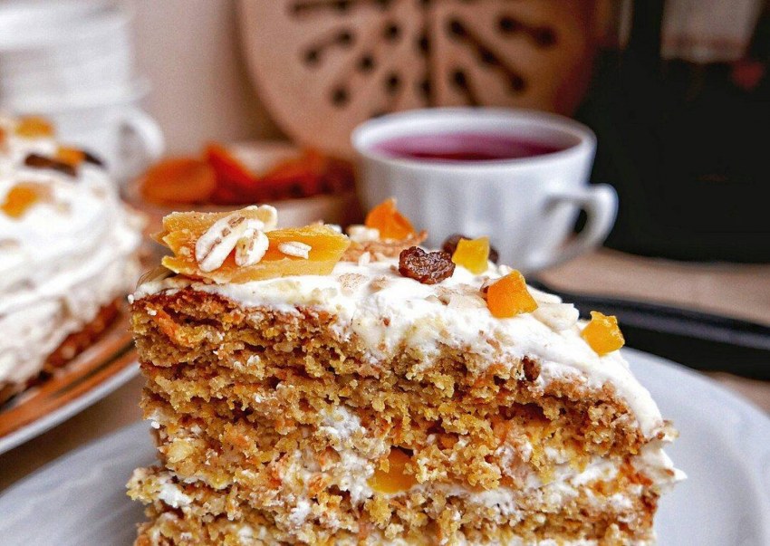 Морковный торт с творожным сыром и грецкими орехами