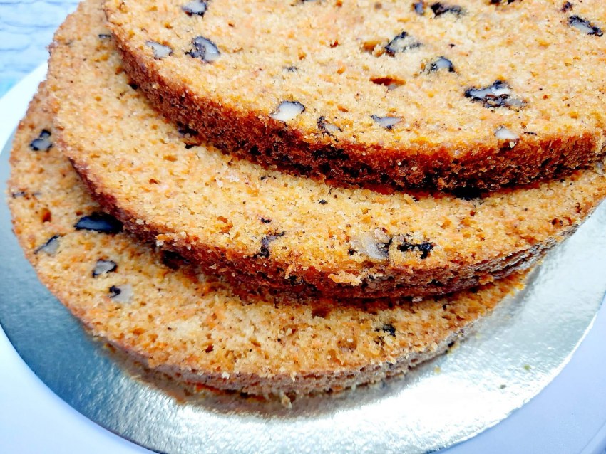 Морковный торт с грецкими орехами и корицей
