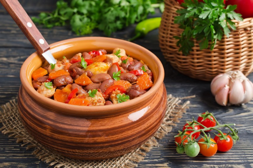 Куриные сердечки в горшочках с картошкой