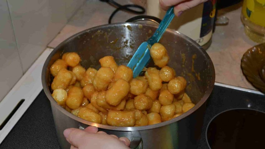 Пирожное снежок с кокосовой стружкой