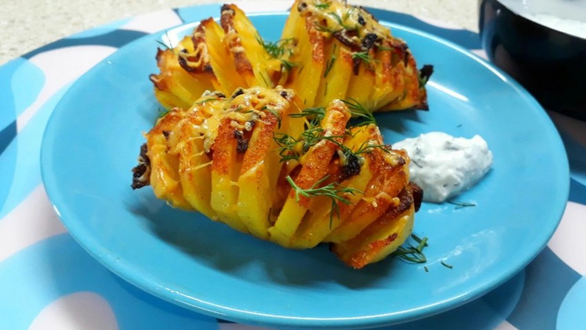 Картошка гармошка с беконом и сыром в духовке