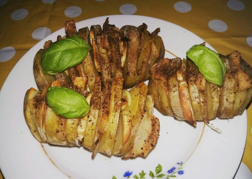 Картошка-гармошка в духовке с беконом