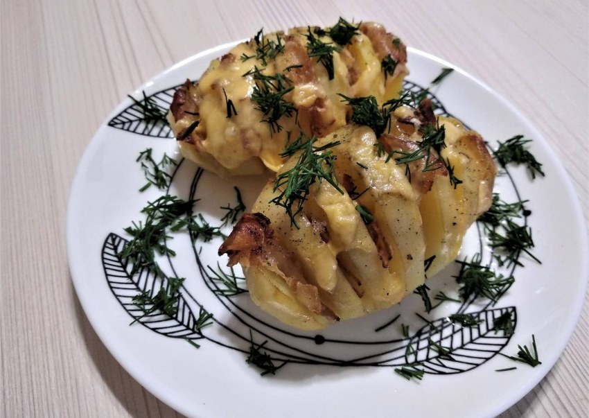 Картофель с беконом в разрезах