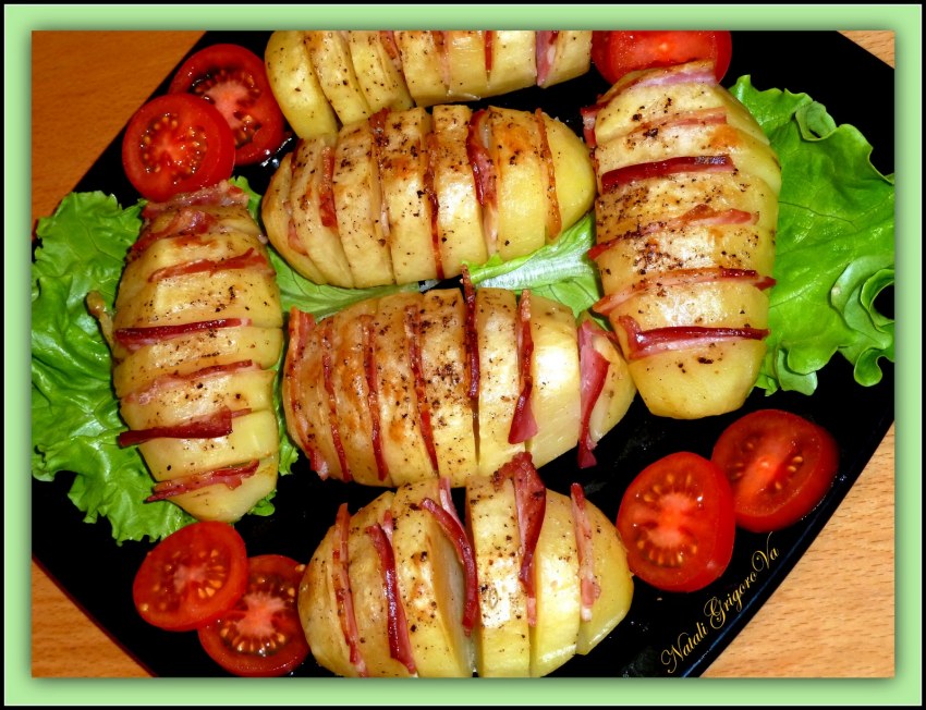 Картофель гармошка запеченный в духовке с беконом и сыром
