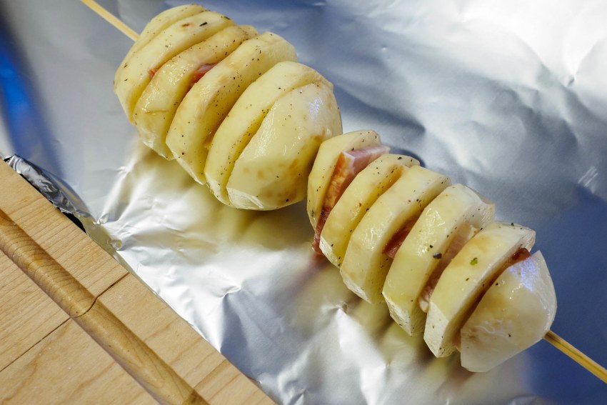 Картошка гармошка под сливочно грибным соусом