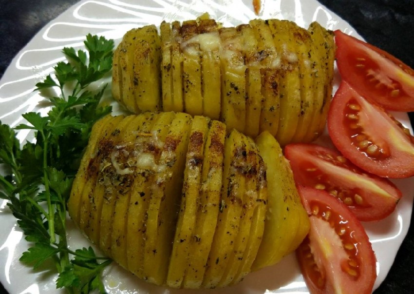 Картофель гармошка запеченный в духовке с беконом в фольге