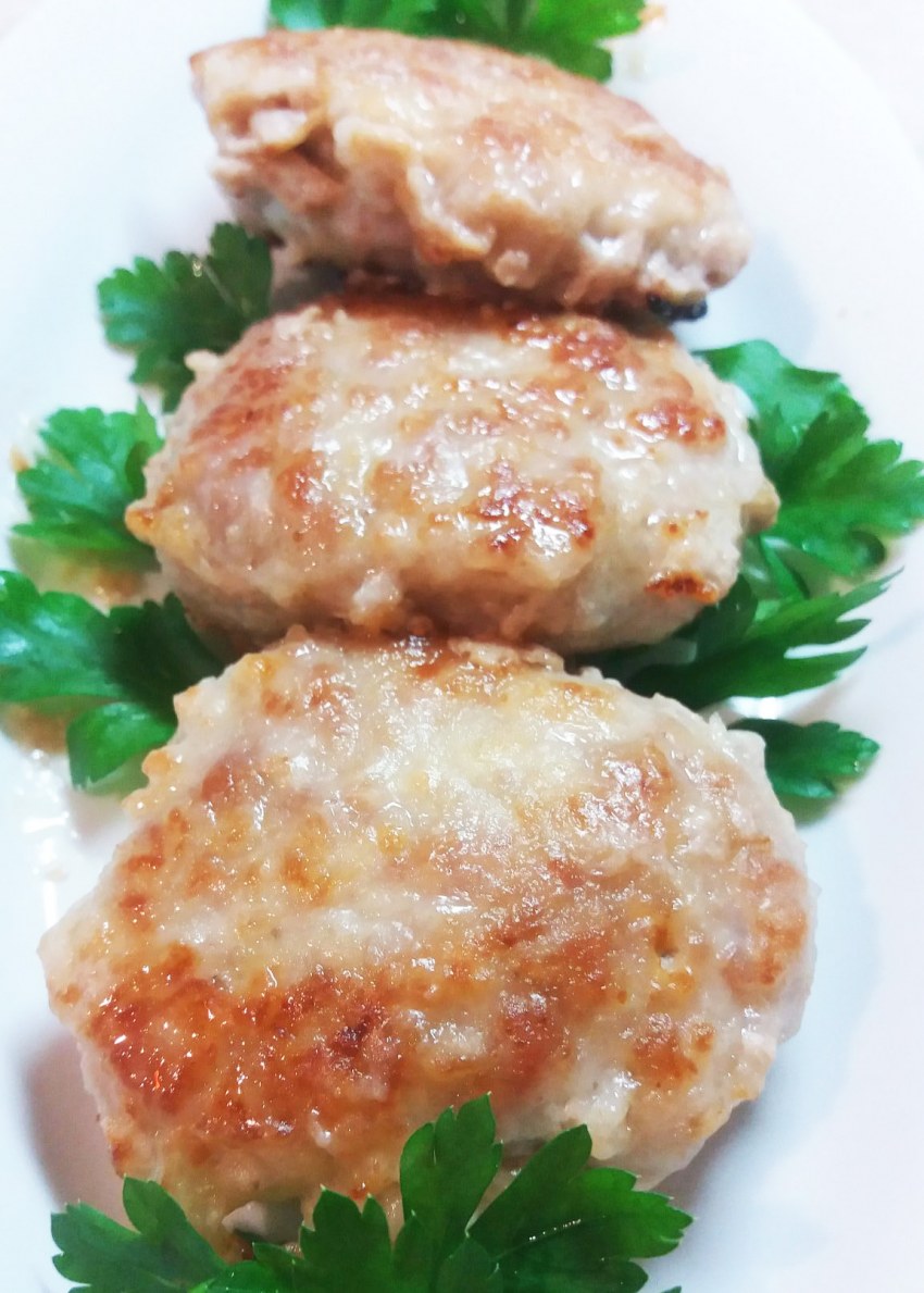 Котлетки из индейки с грибами