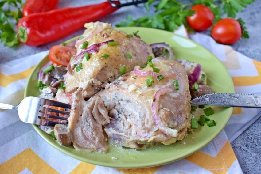 Гуляш из курицы с грибами с подливкой
