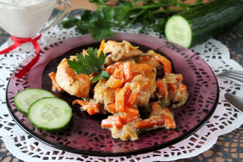 Индейка с луком и грибами на сковороде