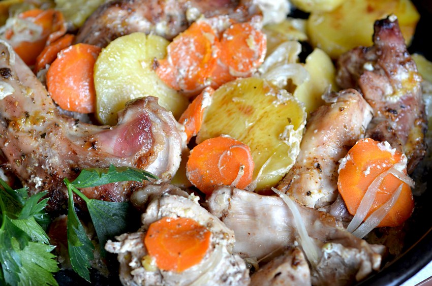 Запеченный кролик с овощами