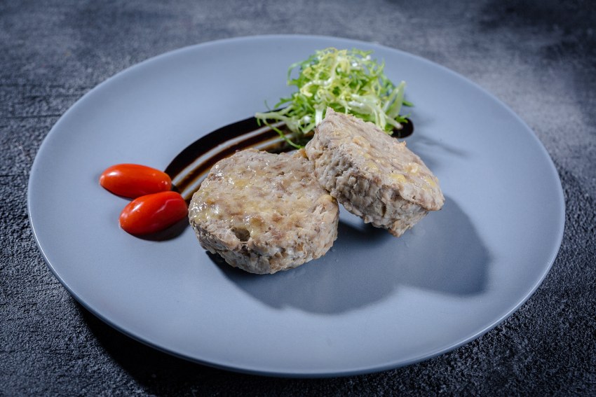Мясной рулет с яйцом