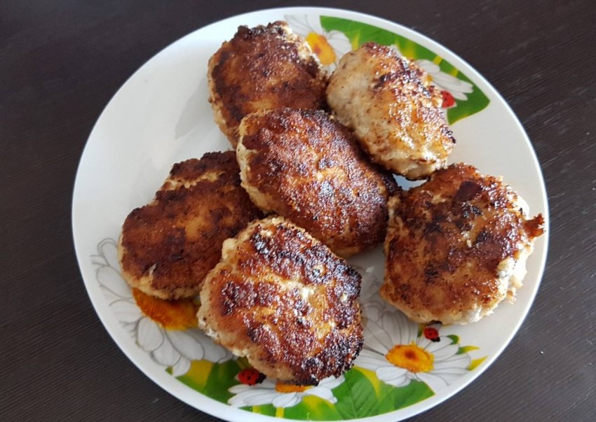 Гнезда из куриного фарша в духовке