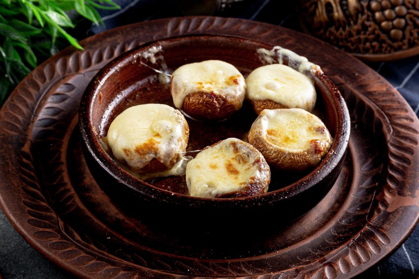 Шампиньоны запеченные с сыром сулугуни