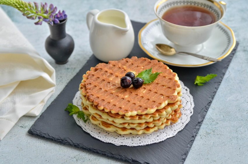 Вафли с колбасой и сыром
