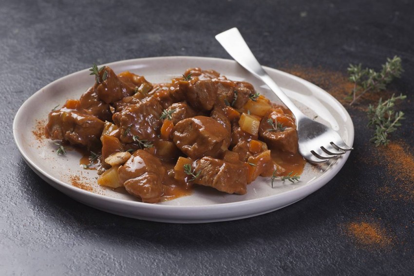 Гуляш с говядиной и овощами
