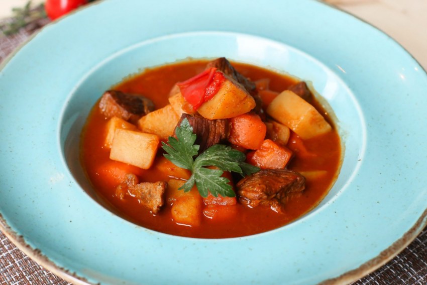 Гуляш из говядины с овощами