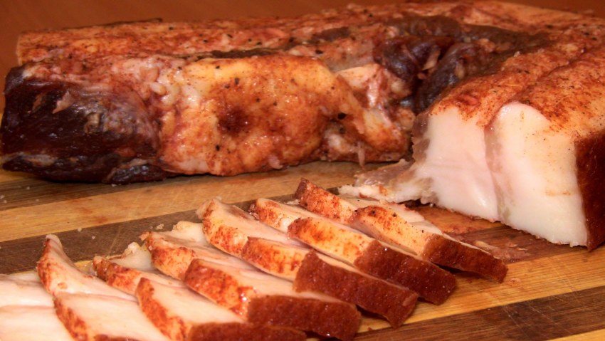 Вкусное сало копченое