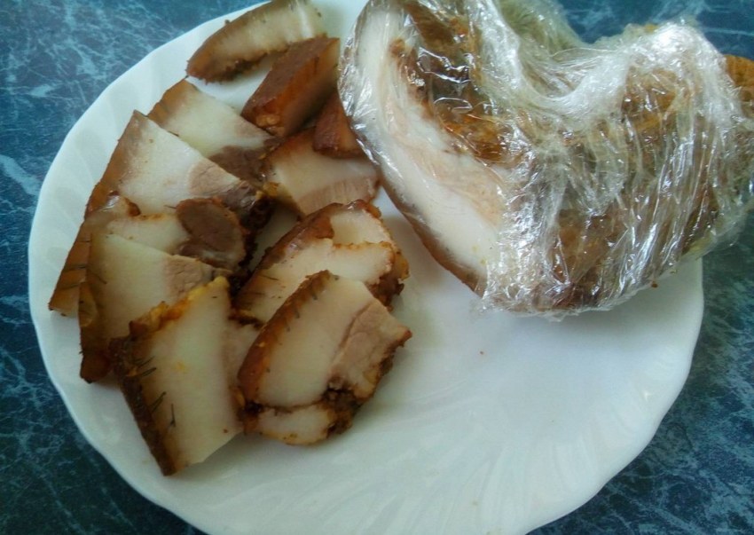 Варёное сало в луковой шелухе