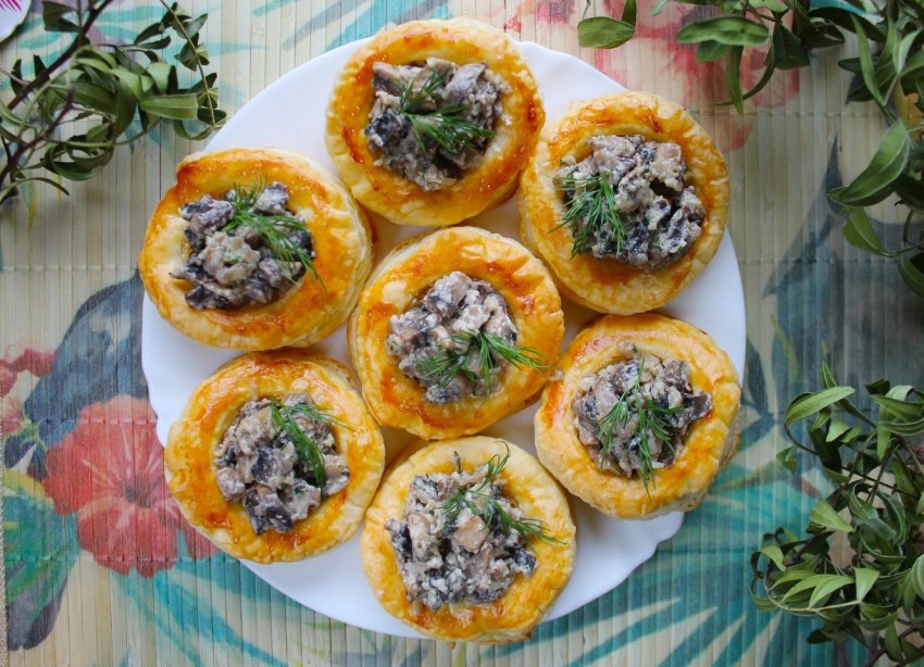 Тарталетки с курицей и грибами