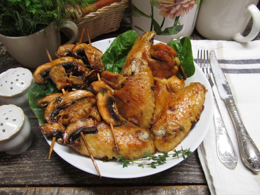 Куриные крылышки с луком и чесноком и перцем и уксусом