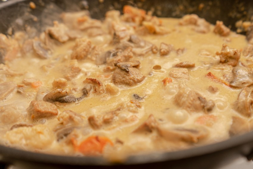 Мясо с грибами в сметанном соусе