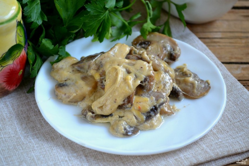 Мясо в сырном соусе с грибами