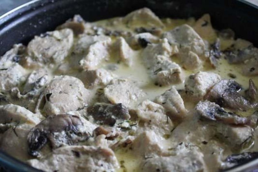 Куриное филе с шампиньонами в сливках