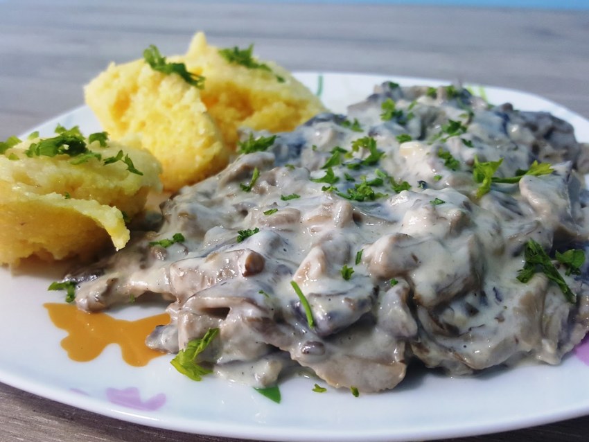 Мясо с грибами в сметане