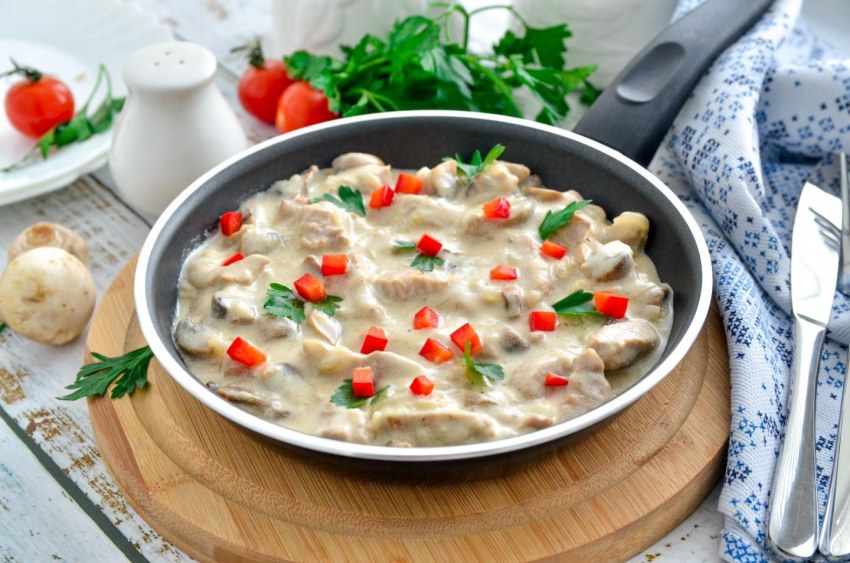 Мясо в сметанном соусе на сковороде