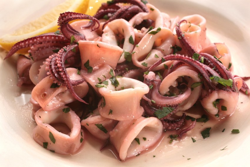 Салат с осьминожками и фасолью