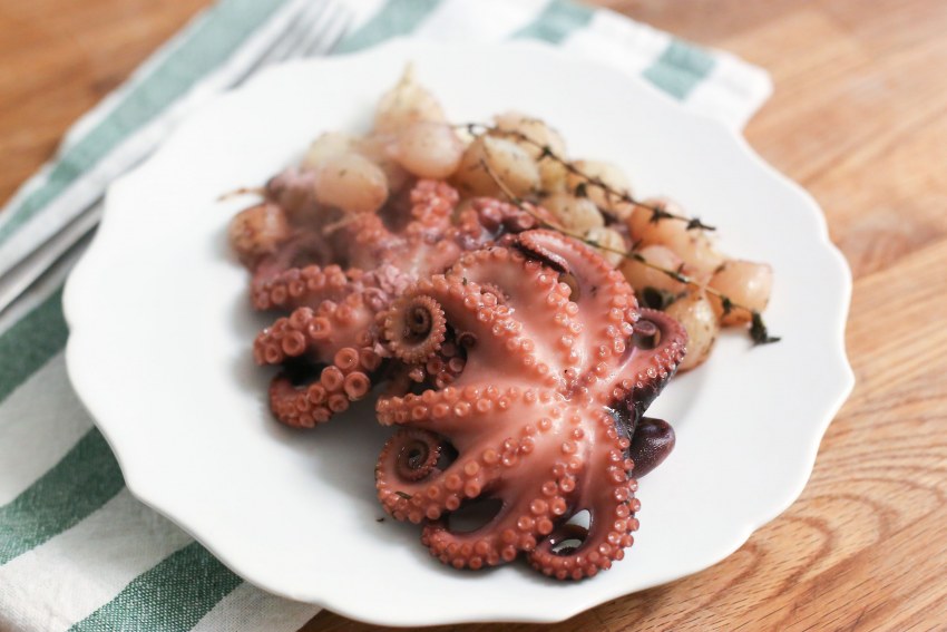 Салат с кальмарами в ресторане