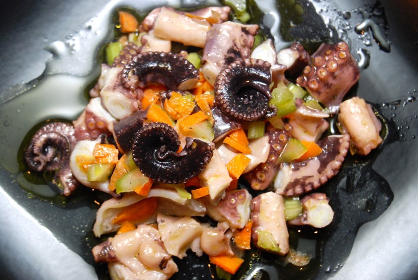 Салат с мини осьминогами