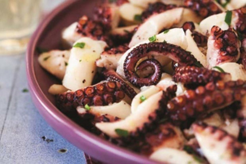 Салат с осьминожками свежими