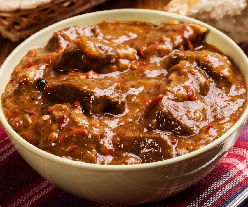 Гуляш с курицей и грибами