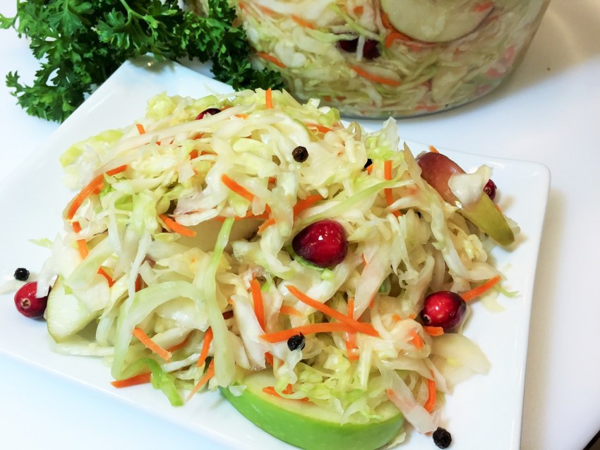 Салат с капустой и клюквой
