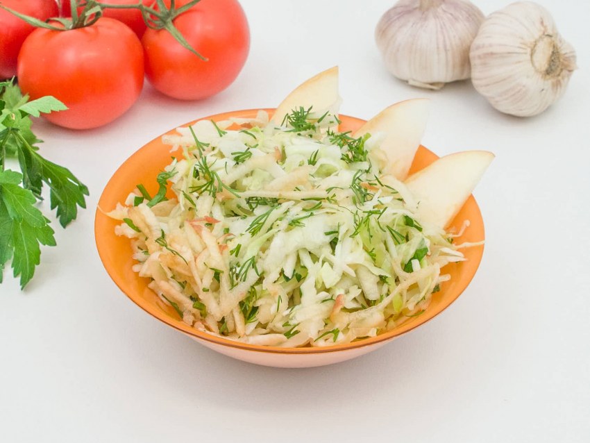 Салат с капустой и яблоком