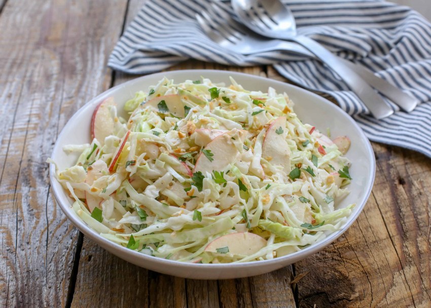 Салат из белокочанной капусты с яблоком и морковью