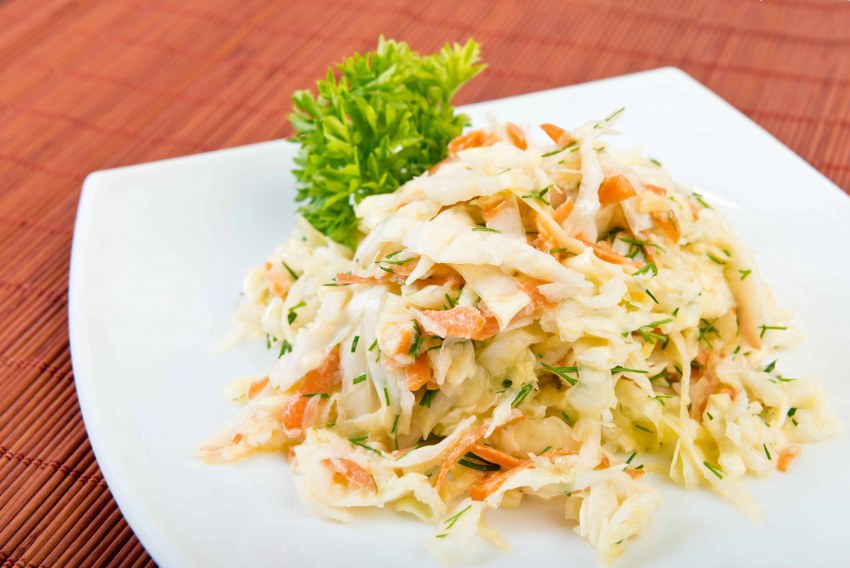 Салат из капусты моркови и яблок