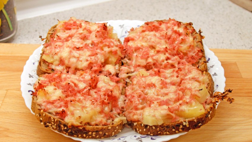 Горячие бутерброды с ананасом