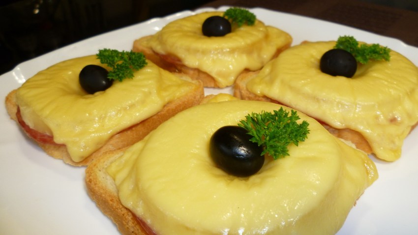 Бутерброды с ананасом и сыром и ветчиной
