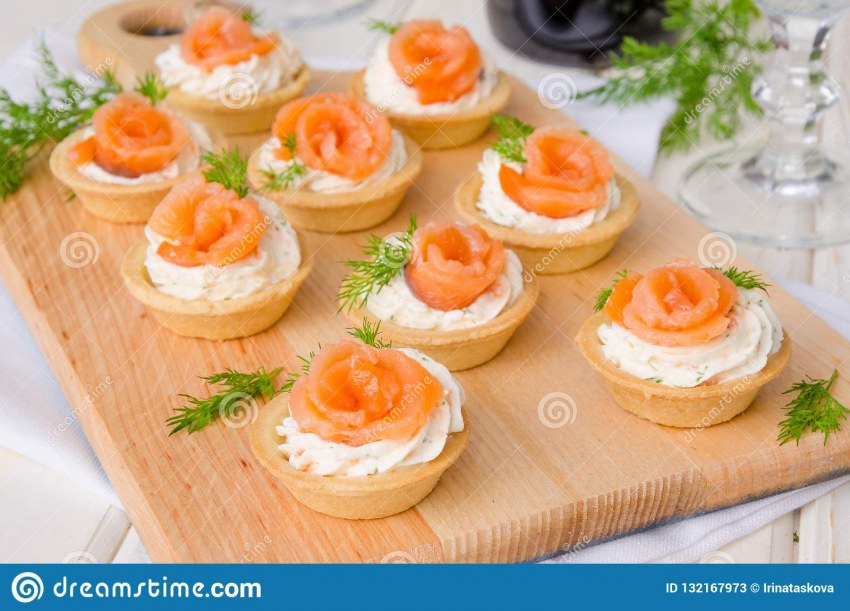 Блинные корзиночки с красной рыбой