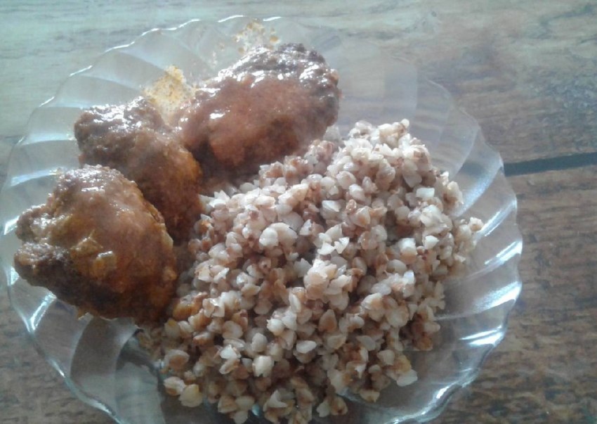 Гречка с котлетой и овощами