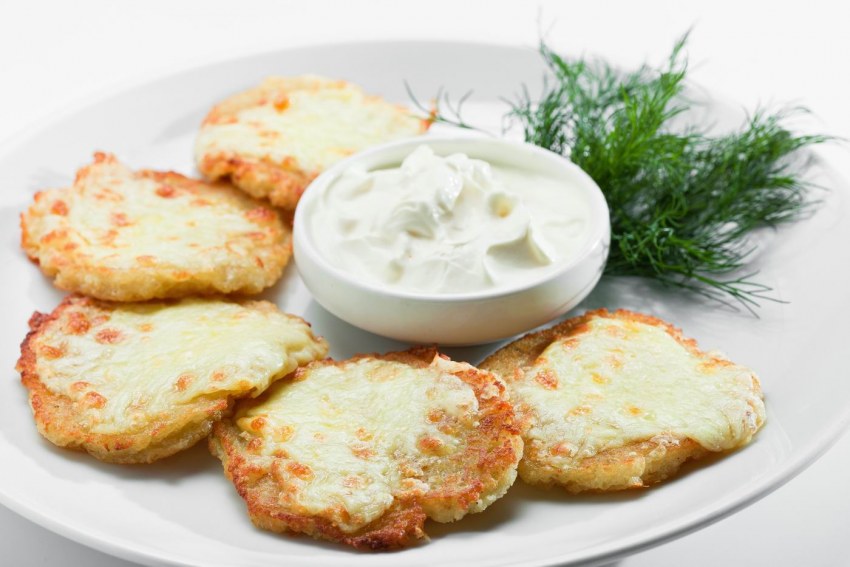 Драники с лососем и яйцом пашот