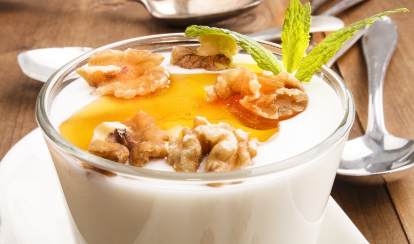 Греческий йогурт с медом и грецким орехом